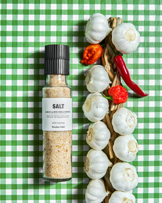 Salz, Knoblauch und rote Chilischote